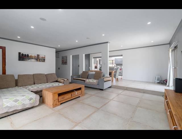 3 BEDROOM HOUSE FOR SALE IN TABLE VIEW